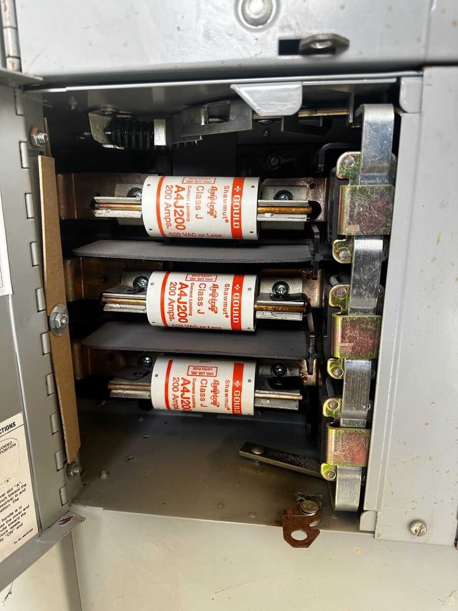Fuse replacement — Class J 200A